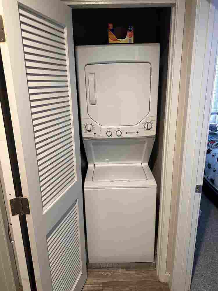 Room for rent in Point Loma apt