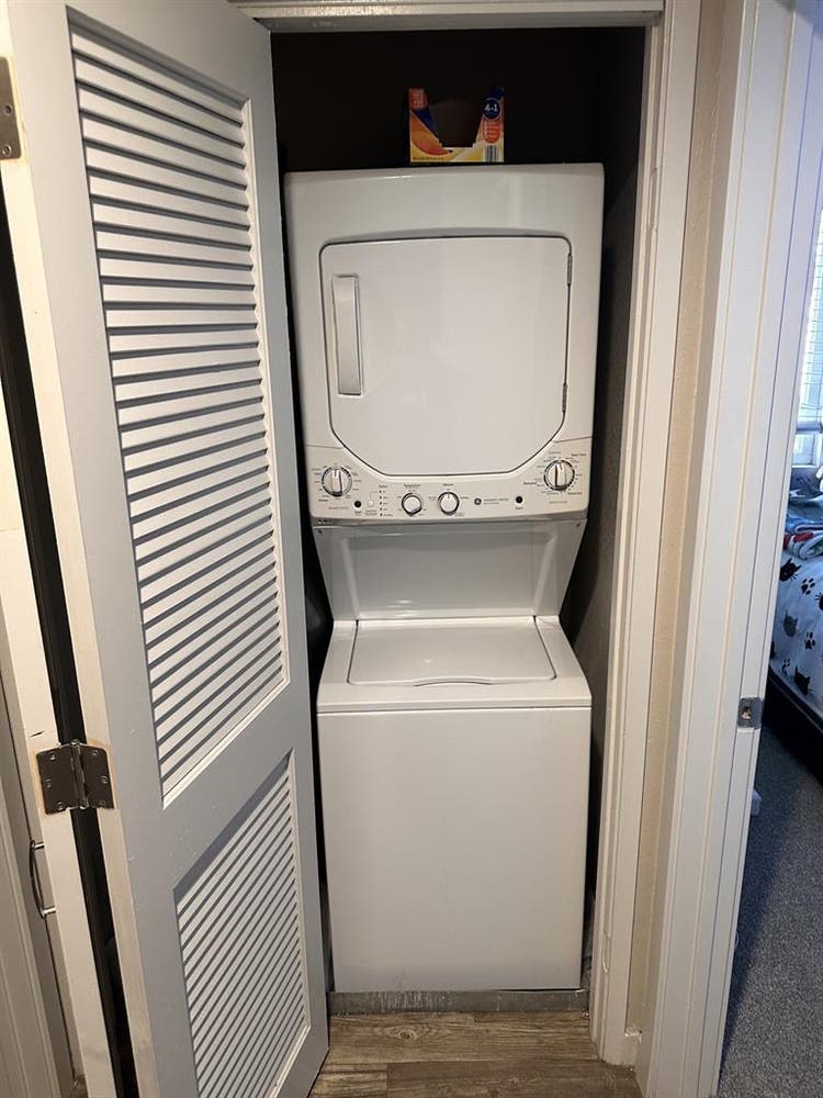 Room for rent in Point Loma apt