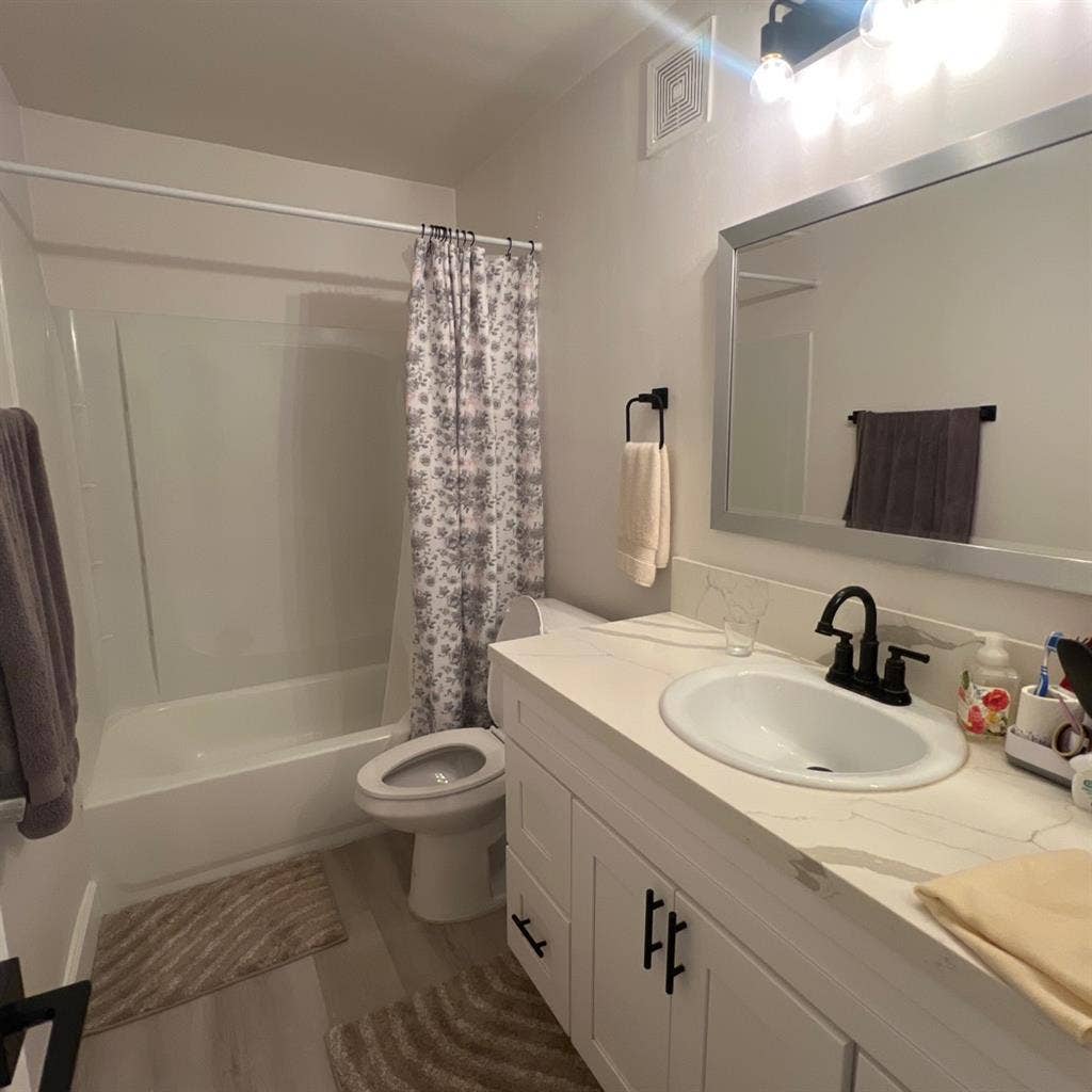 Looking for male roommate