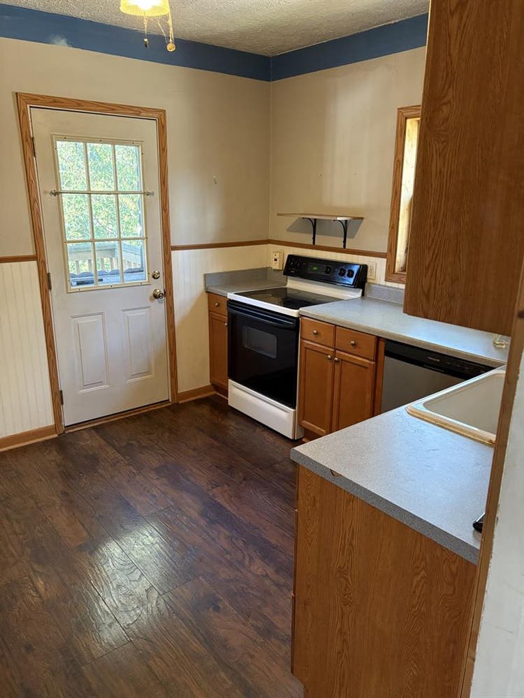 Home in Lakewood, 2 bedrooms avail.