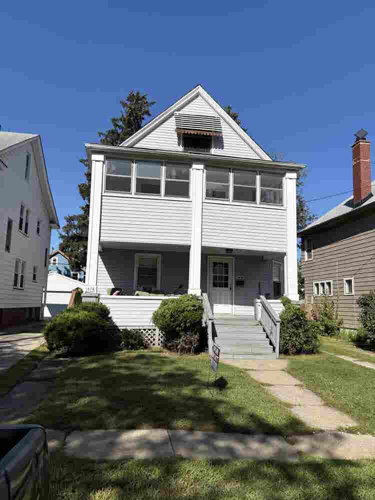 Home in Lakewood, 2 bedrooms avail.
