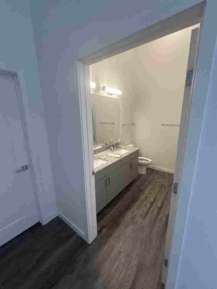 Seeking roommatee