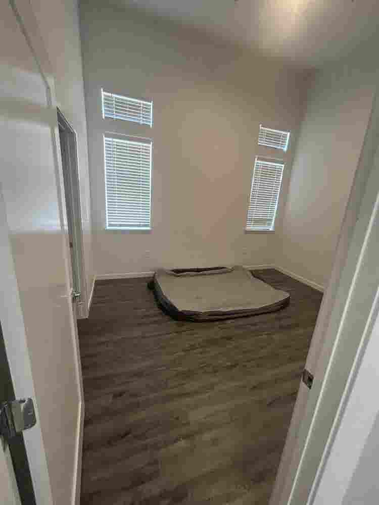 Seeking roommatee