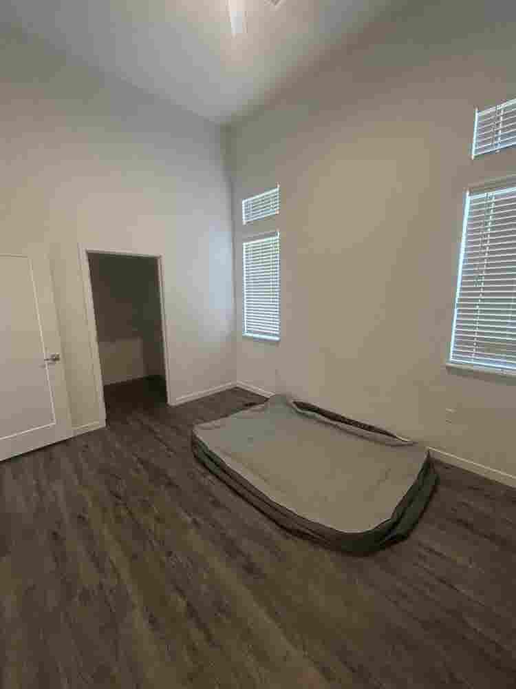 Seeking roommatee