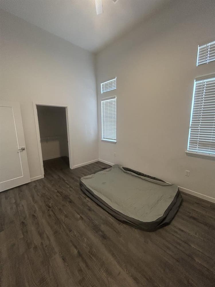 Seeking roommatee