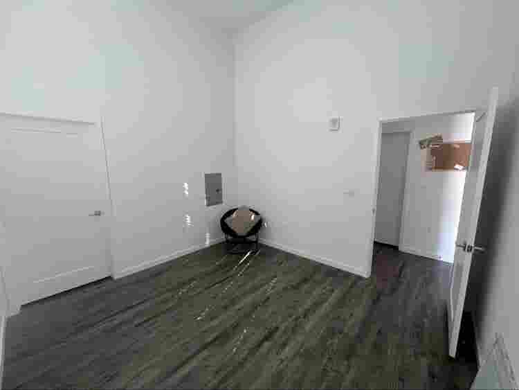 Seeking roommatee