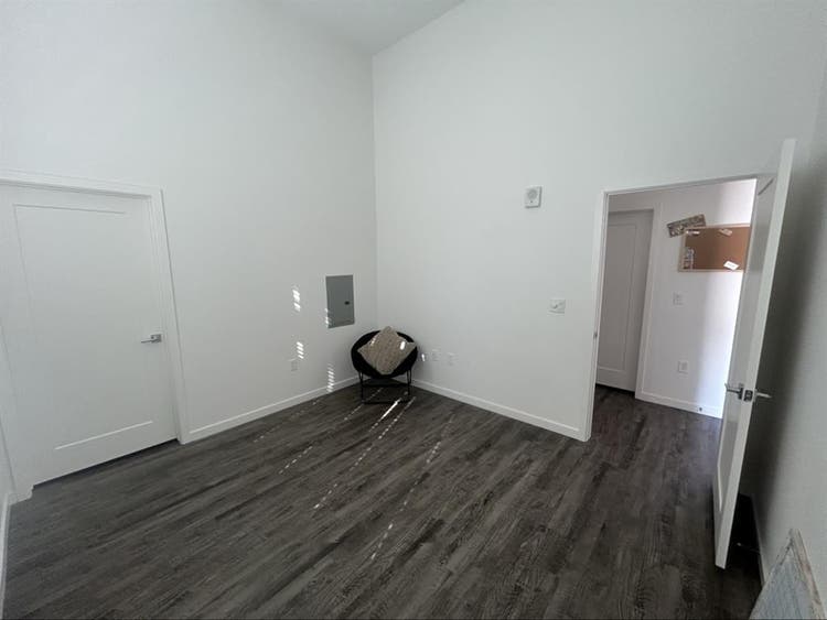 Seeking roommatee