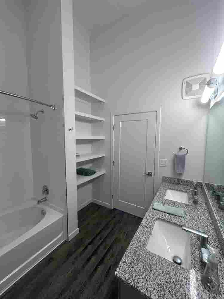 Seeking roommatee