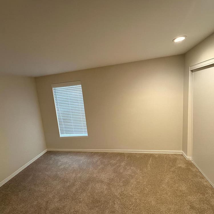 Bedroom for rent in a quiet area