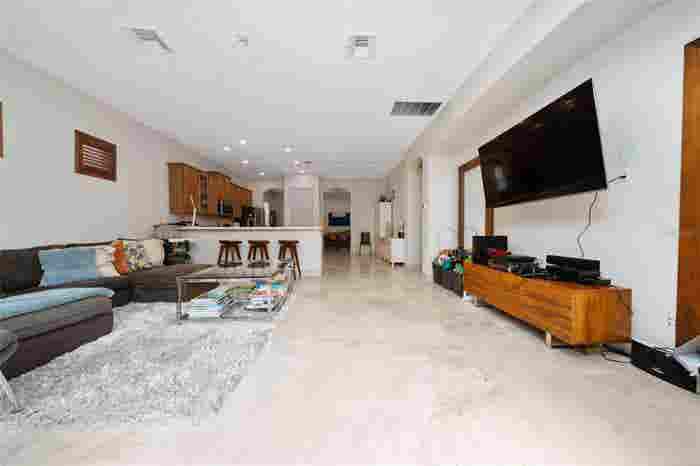 I’m looking for a roommate