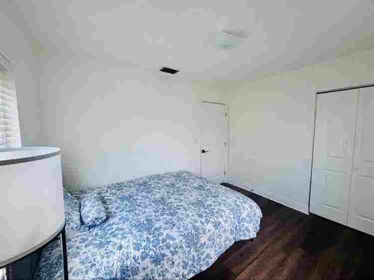 Looking for a female roommate