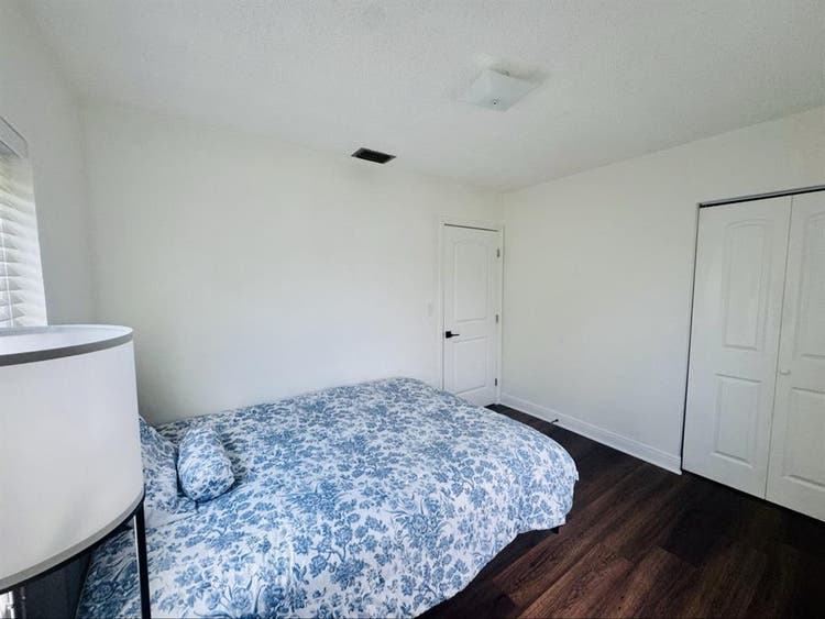 Looking for a female roommate