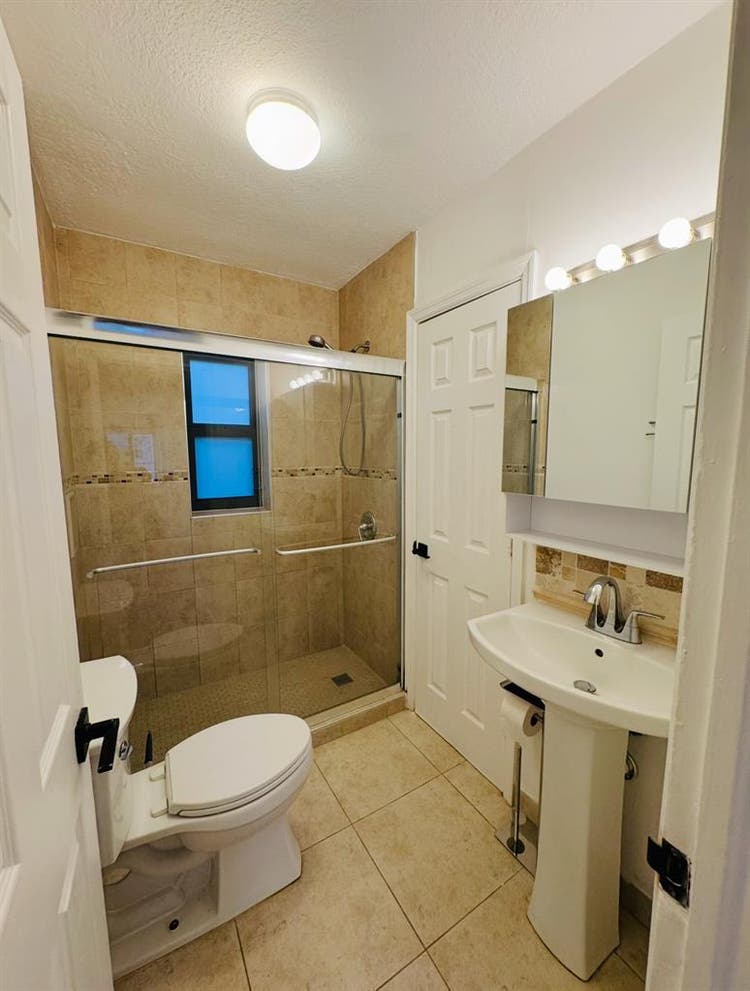 Looking for a female roommate