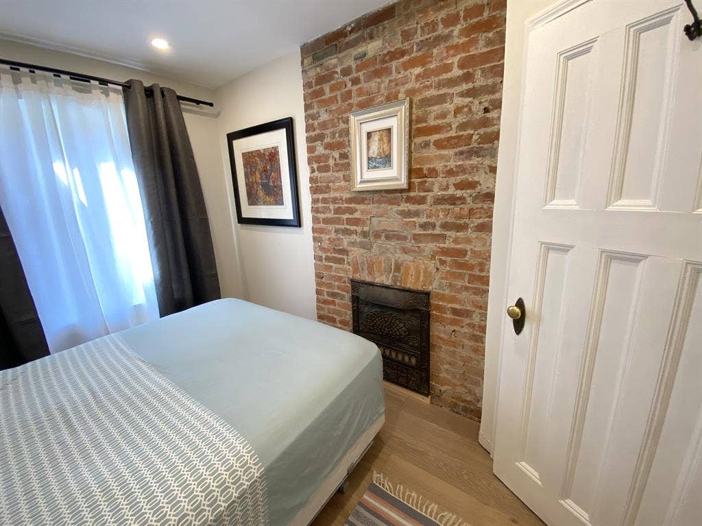 1bedroom plus den and sunroom.