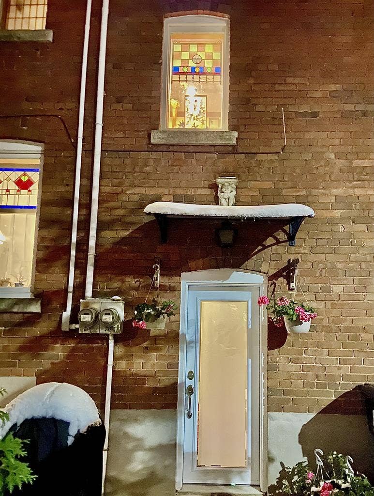 1bedroom plus den and sunroom.