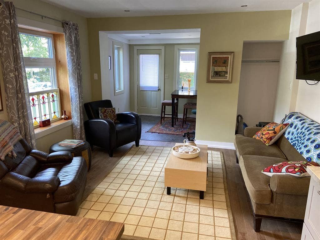 1bedroom plus den and sunroom.