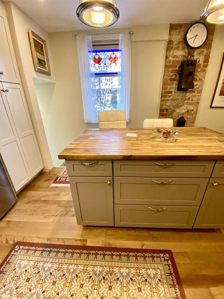 1bedroom plus den and sunroom.