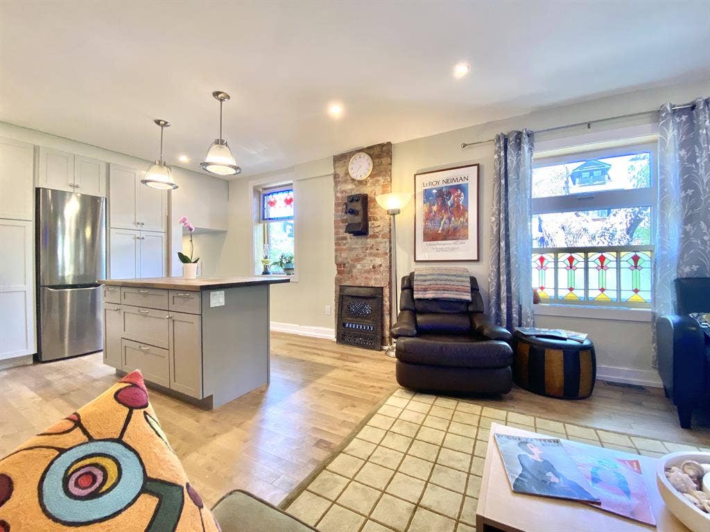 1bedroom plus den and sunroom.