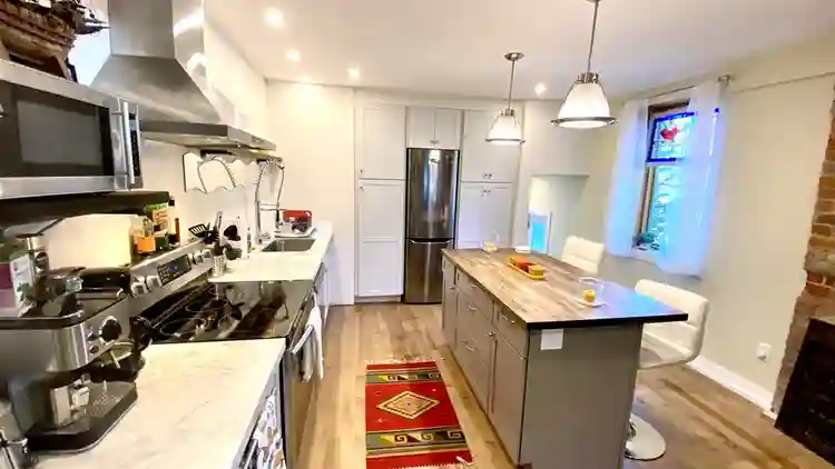 1bedroom plus den and sunroom.