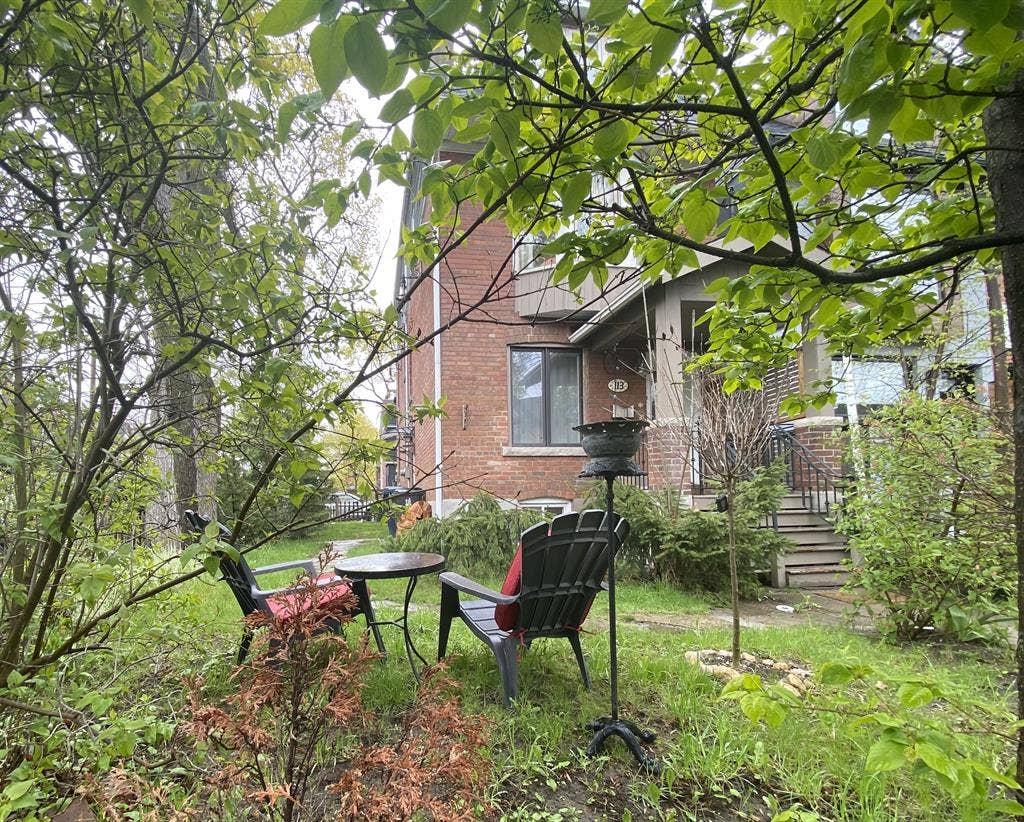 1bedroom plus den and sunroom.