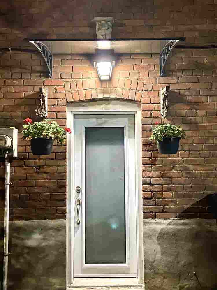 1bedroom plus den and sunroom.