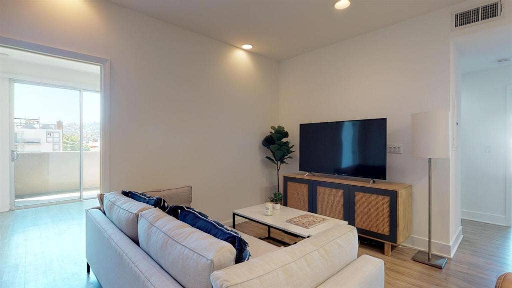 1 BR in Los Angeles