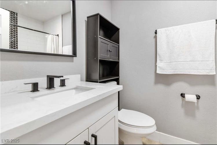 Lrg master & private remodeled bath