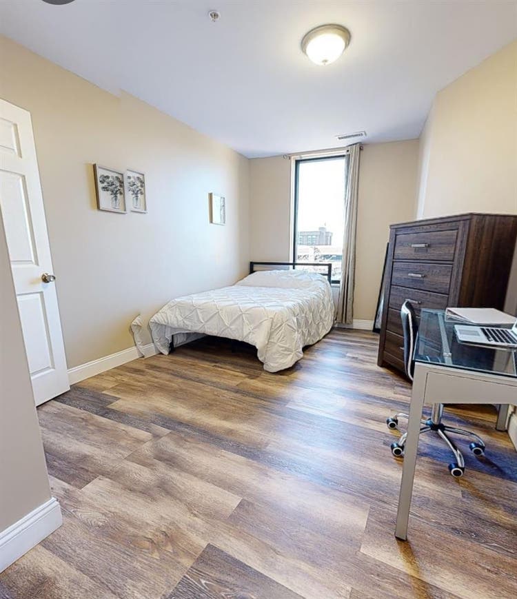 Looking for roommate Fall