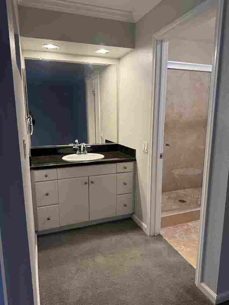 Spacious Bedroom with Private BTH