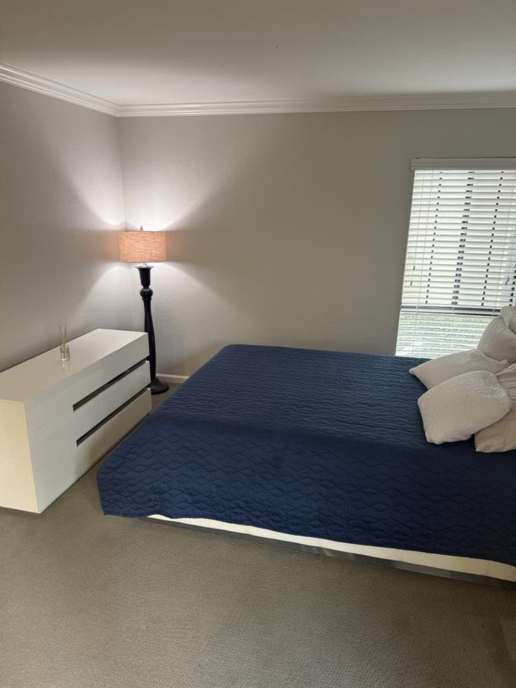 Spacious Bedroom with Private BTH