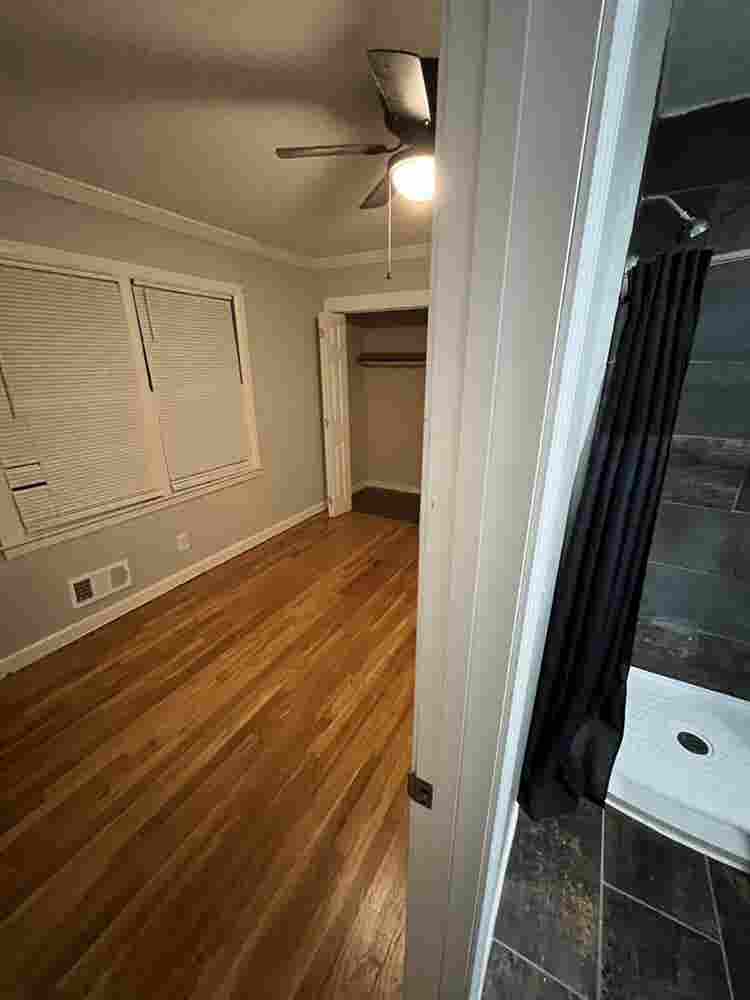 Bedroom w/bathroom