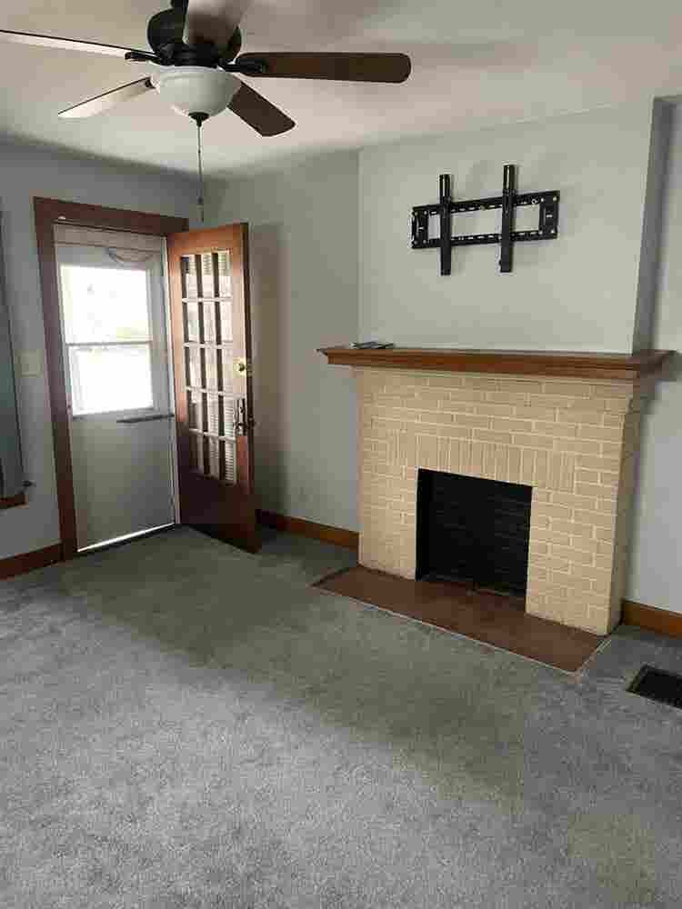 In need of roommate before October