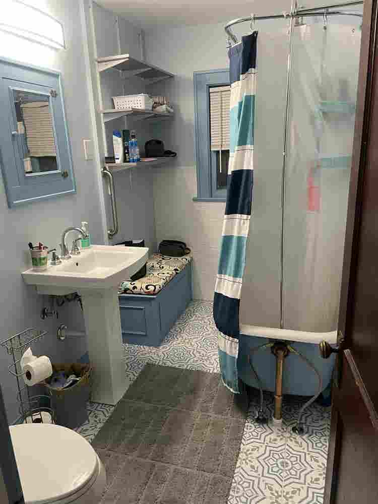In need of roommate before October