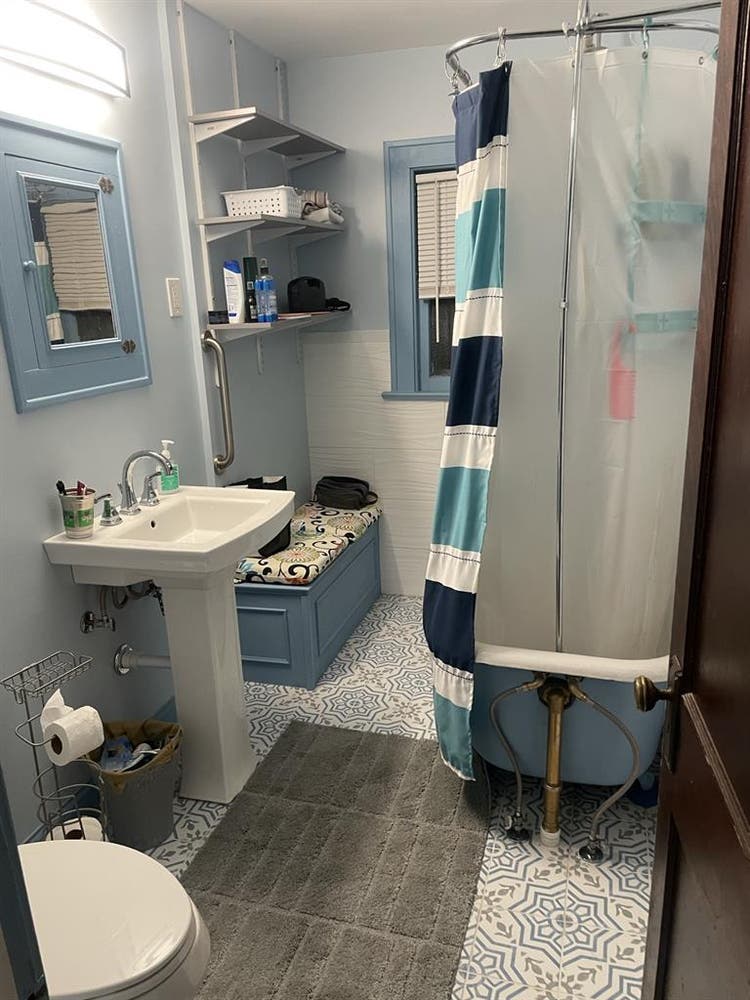 In need of roommate before October
