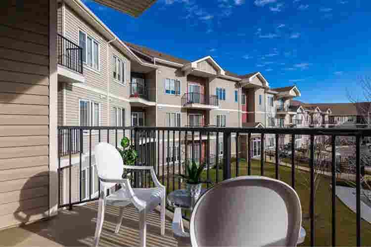 1 Bed
 2 Bath furnished apartment