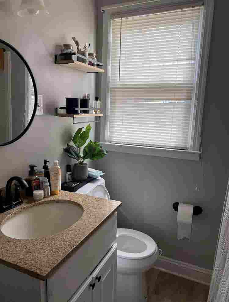 Female only room available