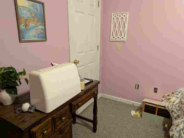 Medium sized furnished room.