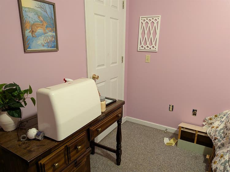 Medium sized furnished room.