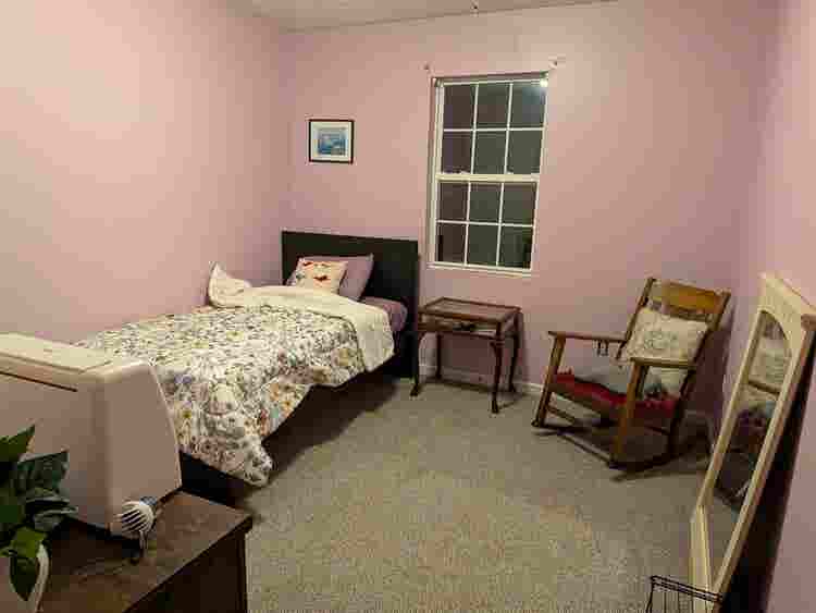Medium sized furnished room.