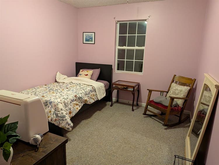 Medium sized furnished room.