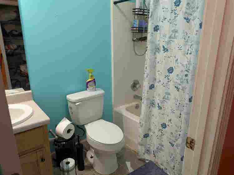 Medium sized furnished room.