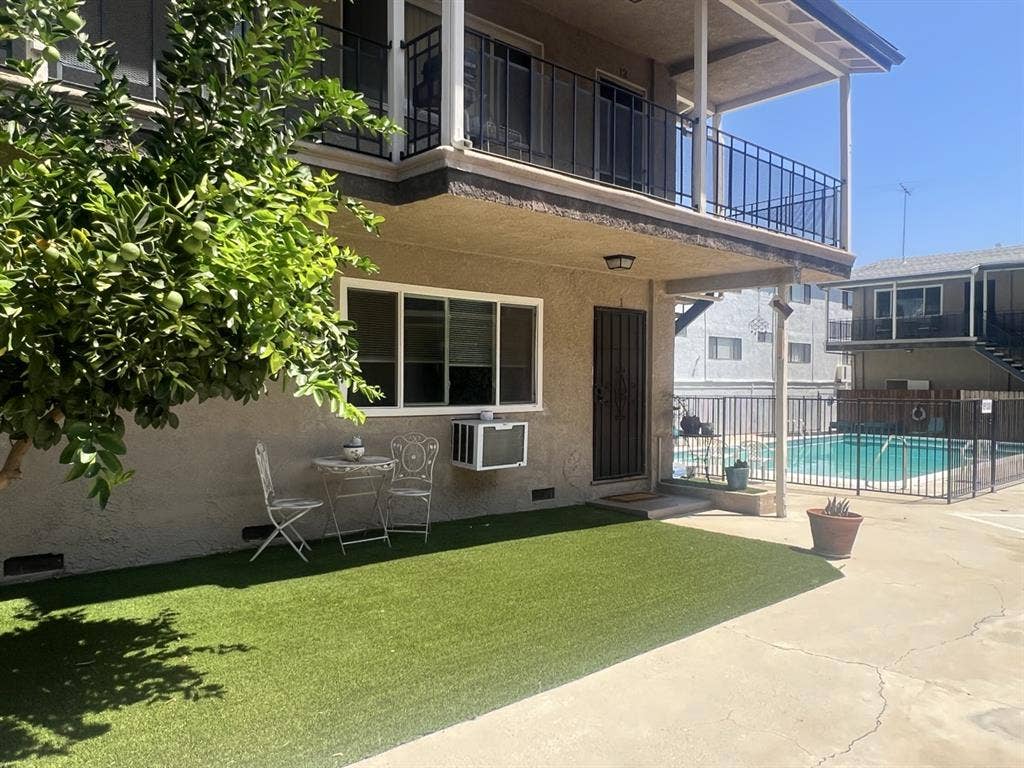 Private bed & Private Bath - Oct 1