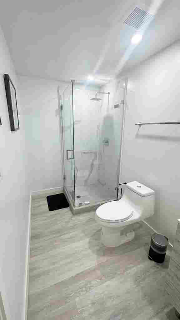 FURNISHED ROOM W/ PRIVATE BATHROOM