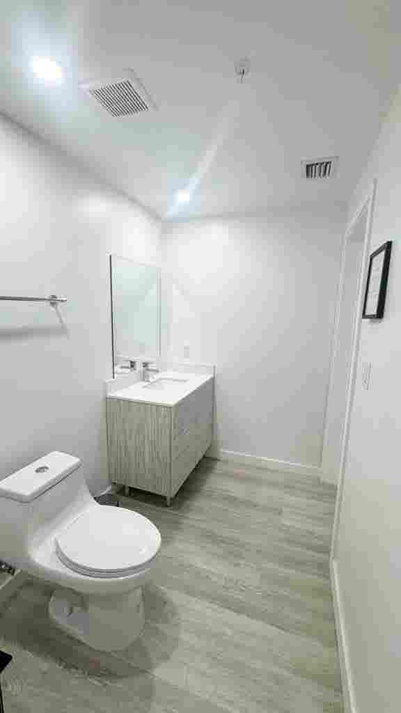 FURNISHED ROOM W/ PRIVATE BATHROOM