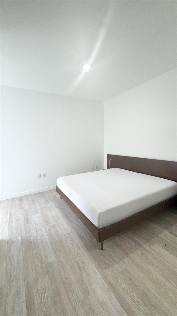 FURNISHED ROOM W/ PRIVATE BATHROOM
