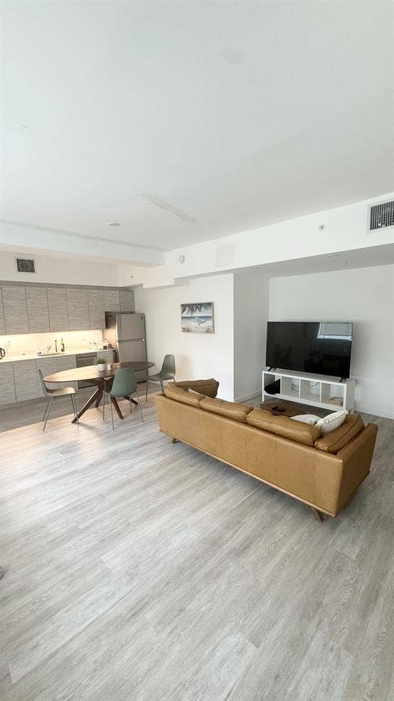 FURNISHED ROOM W/ PRIVATE BATHROOM