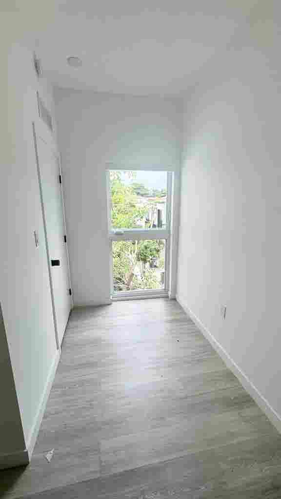 FURNISHED ROOM W/ PRIVATE BATHROOM