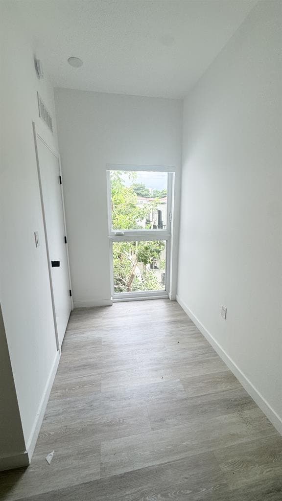 FURNISHED ROOM W/ PRIVATE BATHROOM