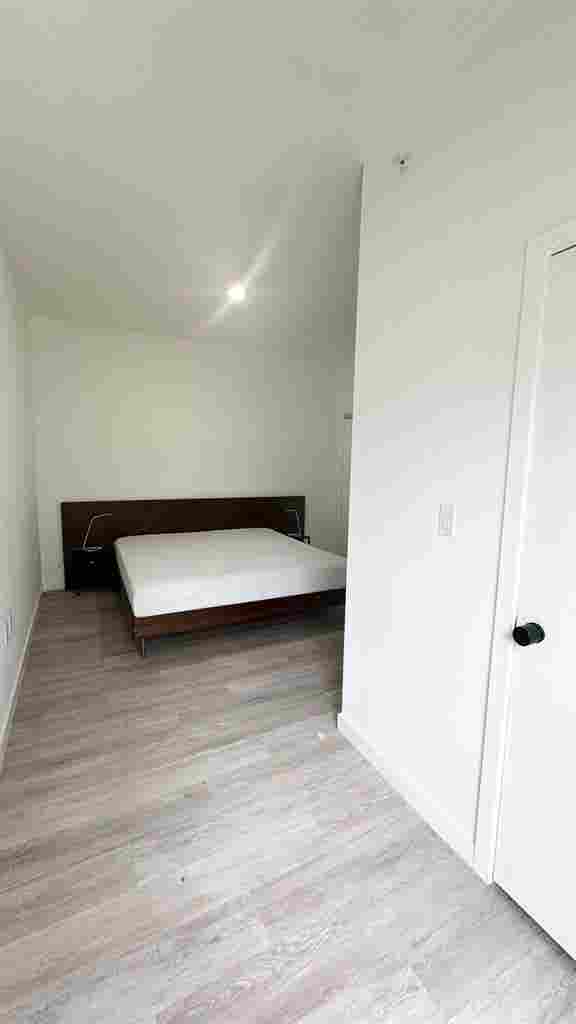 FURNISHED ROOM W/ PRIVATE BATHROOM