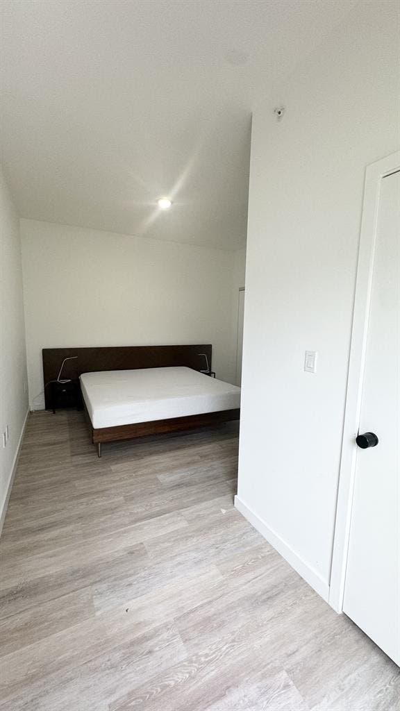 FURNISHED ROOM W/ PRIVATE BATHROOM